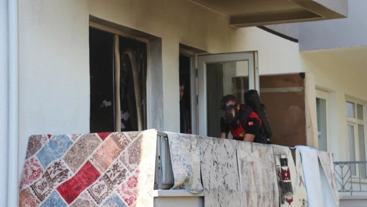 Çıkan yangında daire kullanılamaz hale geldi