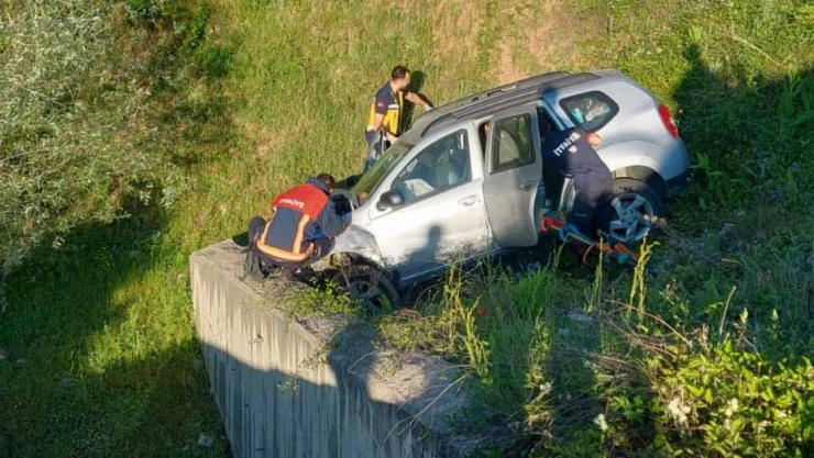 Cip istinat duvarına çarptı: 4 yaralı