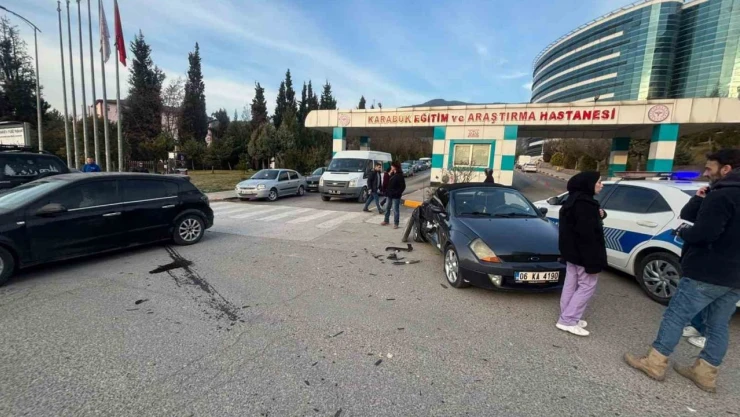 Ciple Çarpışan Otomobildeki 2 Kişi Yaralandı