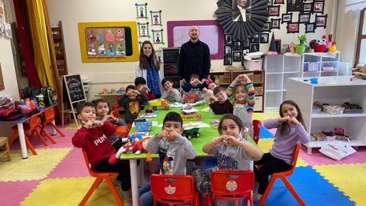 Çizdikleri resimlerle oyuncak gönderdiler