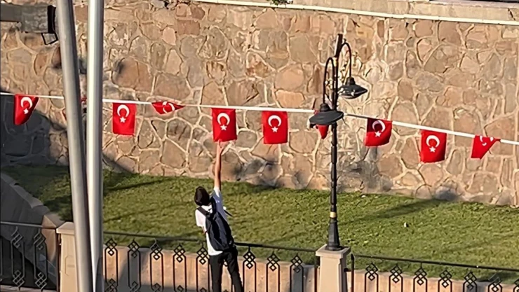 Çocuğun Bayrak Hassasiyeti Kamerada