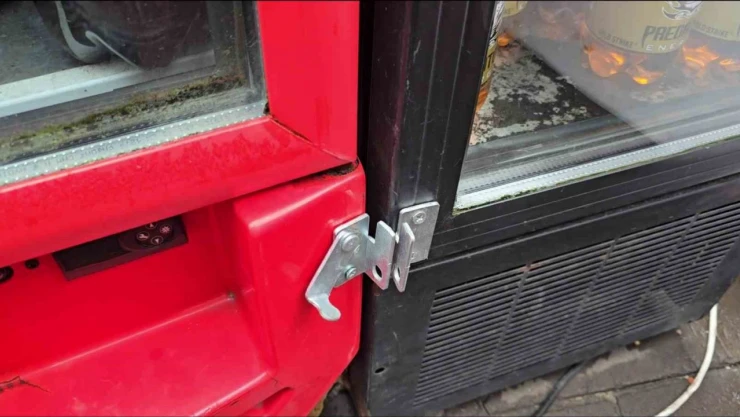 Çocuklar Büfenin Kilidini Çözdü: İşletmeci İsyan Etti