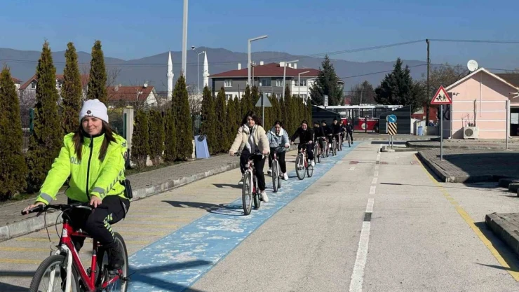 Trafik Kurallarını Eğlenerek Öğreniyorlar