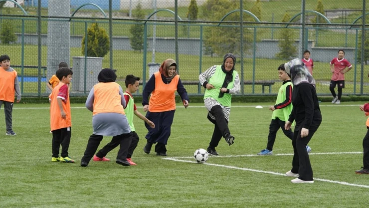 Çocuklar Ve Anneleri Futbol Oynadı