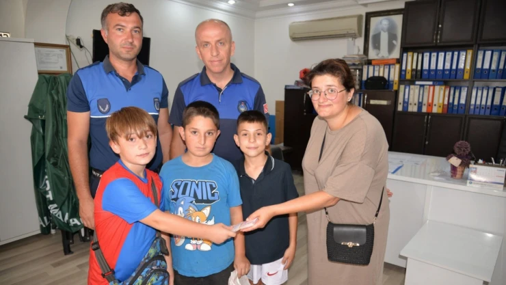 Çocuklardan Örnek Davranış: Buldukları 13 Bin 400 Lirayı Teslim Ettiler