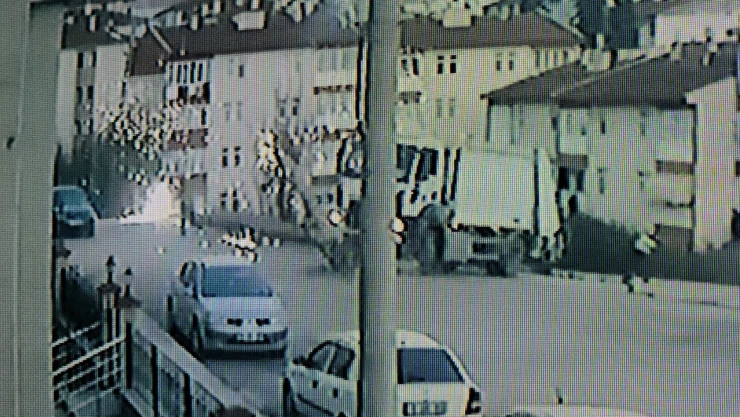 Çöp Kamyonu Elektrik Direğine Çarptı, İşçiler Faciadan Son Anda Kurtuldu