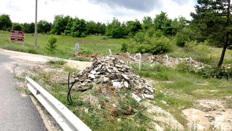 Çöp ve molozlar yol kenarlarında!