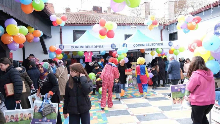 Bin 350 Çocuğa Bayramlık Kıyafet Hediye Edildi