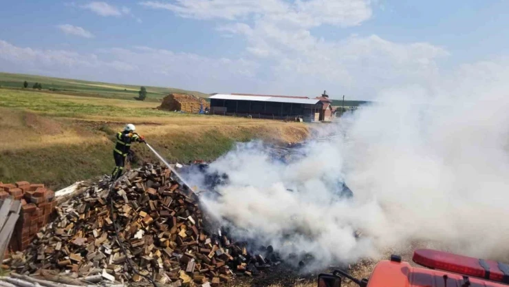 Çorum'da 7 Ton Odun Ve Kereste Alev Alev Yandı