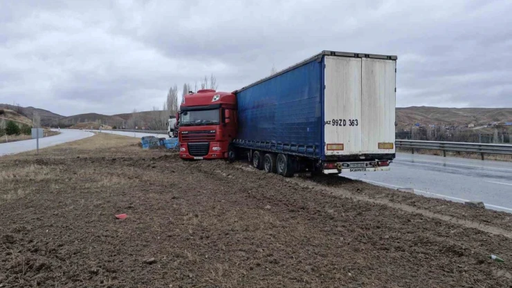 Çorum'da Kaza: TIR Refüje Çıktı