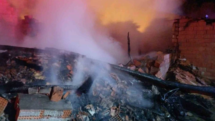 Çıkan Yangında Ahır Ve Ardiye Kül Oldu