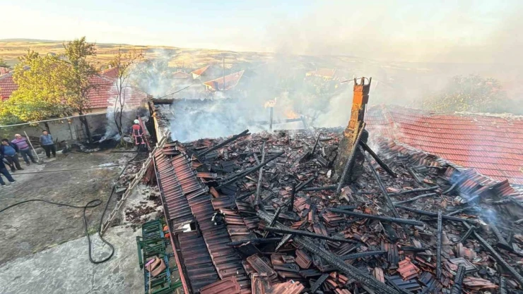 Çorum'da Çıkan Yangında Garaj, Tandırlık Ve Depo Zarar Gördü