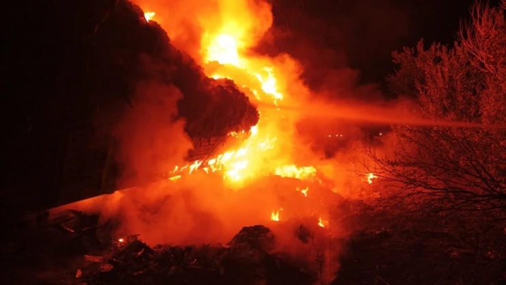 Çorum'da Çöp Yüklü Tır Alev Alev Yandı