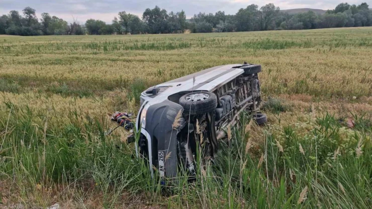 Minibüs Devrildi: 17 Yaralı