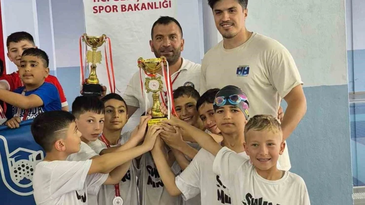 Çorum'da Düzenlenen Yüzme Yarışında Minik Sporcular Kıyasıya Yarıştı
