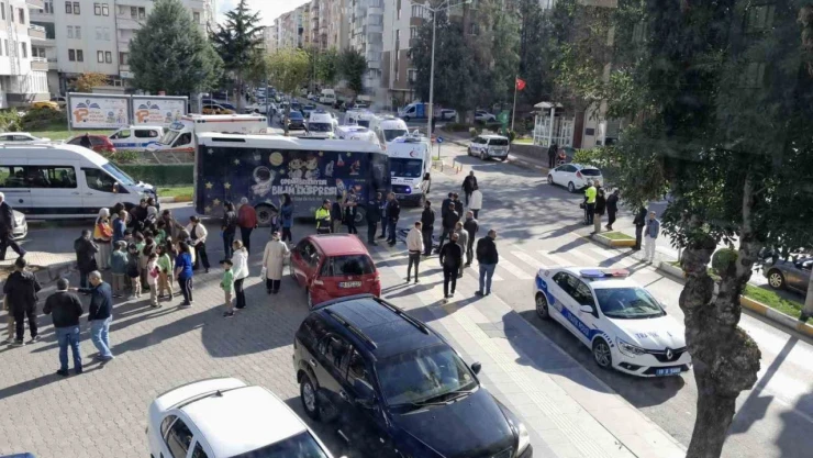 Çorum'da Halk Otobüsü Kamyona Çarptı