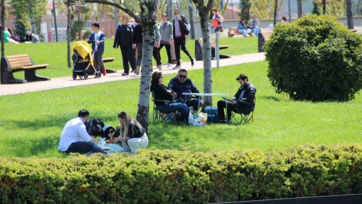 Çorum'da Vatandaşlar Millet Bahçesi'ne Akın Etti