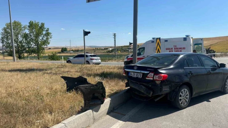 Çorum'da 2 Otomobil Çarpıştı: 4 Yaralı