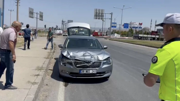 Çorum'da 2 Otomobil Çarpıştı: 3 Yaralı