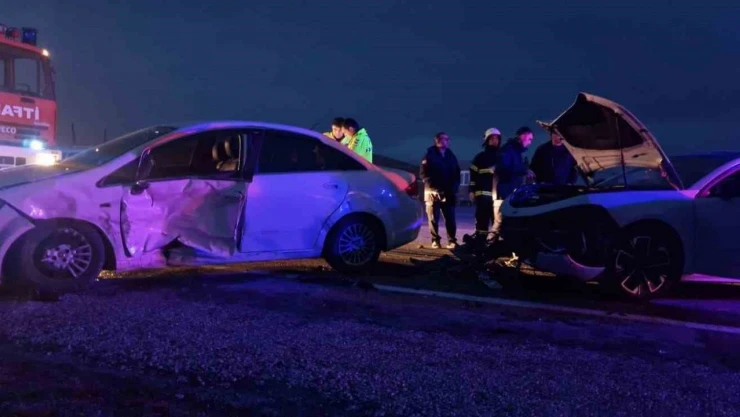 Çorum'da İki Otomobil Çarpıştı: 3 Yaralı