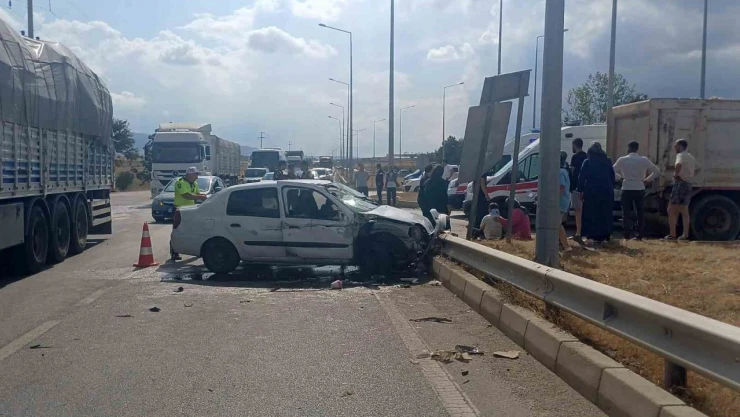 Çorum'da Kamyon İle Otomobil Çarpıştı: 4 Yaralı