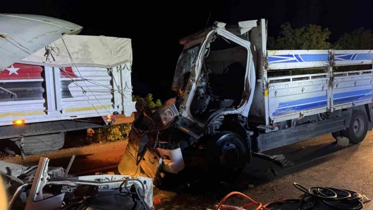 Çorum'da Kamyon Tıra Çarptı: Sürücü Ağır Yaralandı