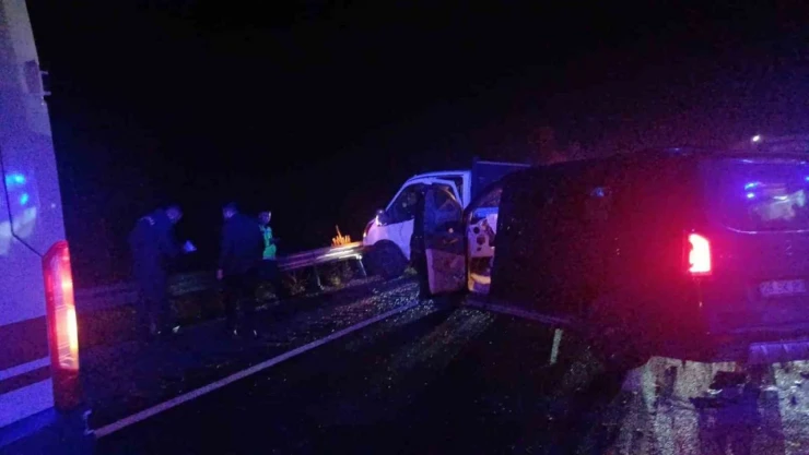 Çorum'da Kamyonet İle Minibüs Çarpıştı: 7 Yaralı