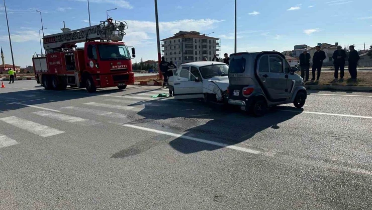 Çarpıştılar: 3 Yaralı