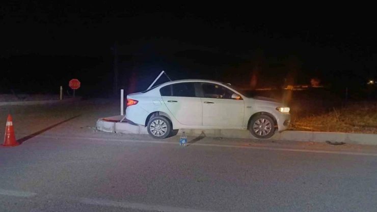 Çorum'da Otomobil Refüje Çarptı
