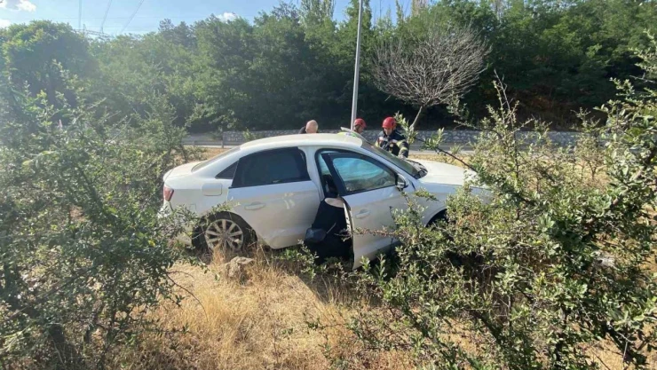 Çorum'da Otomobil Yol Kenarındaki Bordür Taşlara Çarptı