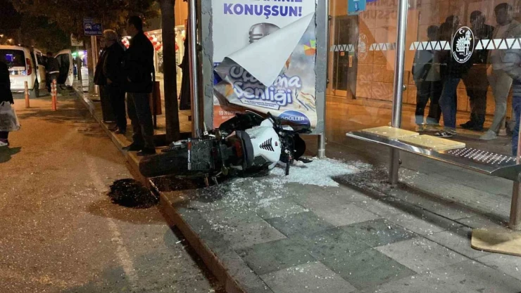 Motosiklet Otobüs Durağına Daldı: 1 Yaralı