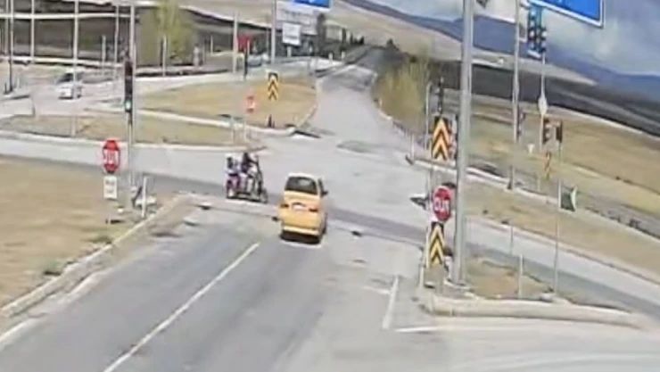 Çorum'da Ticari Taksi İle Üç Tekerlekli Motosiklet Çarpıştı