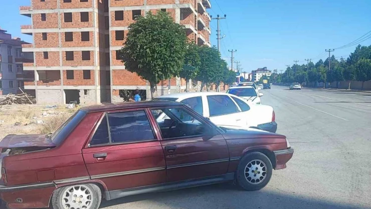 Çorum'da 3 Otomobil Çarpıştı: 3 Yaralı