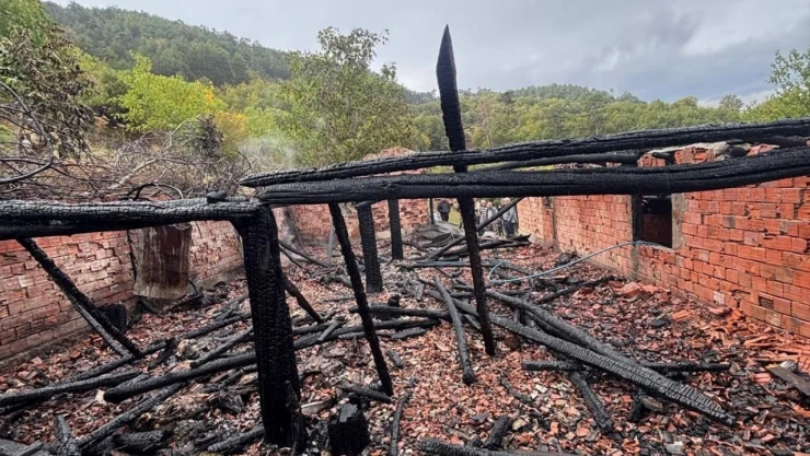 Yanan Ahırdaki 30 Küçükbaş Hayvan Telef Oldu
