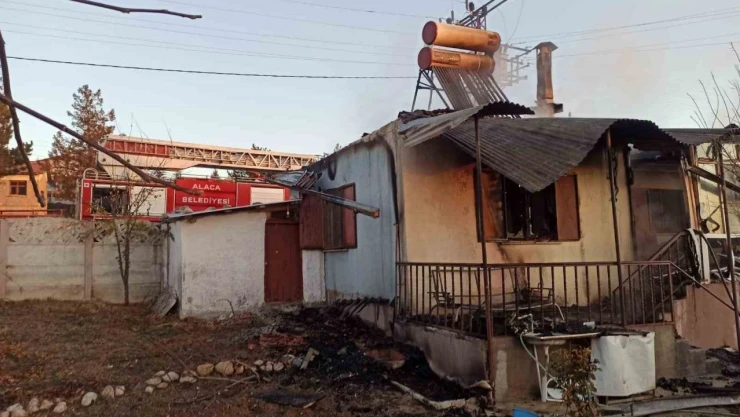 Çorum'da Yangına Teslim Olan Ev Kullanılamaz Hale Geldi