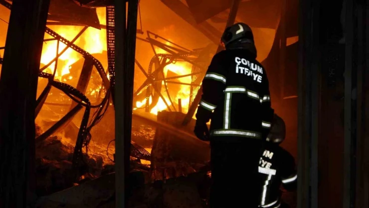 Çorum'daki Fabrika Yangını Kontrol Altına Alındı