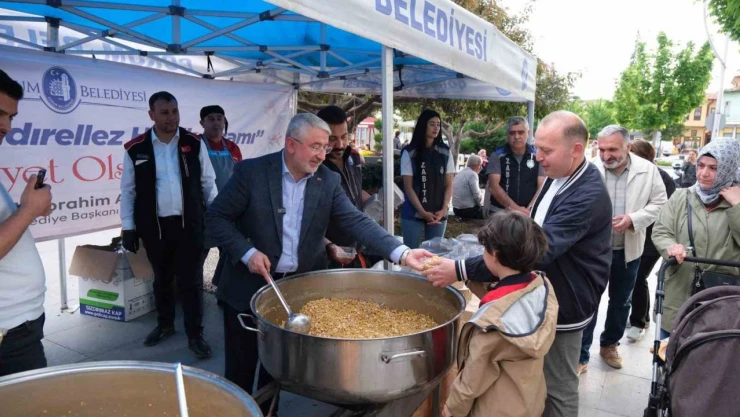 Çorum Belediyesi'nden Vatandaşlara Hedik İkramı