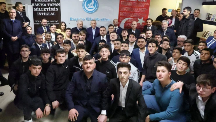 Cumhurbaşkanı Erdoğan, Bağcılar Ülkü Ocağı'nı ziyaret etti