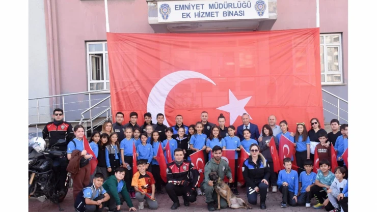 Cumhuriyetin gençlerinden polislere ziyaret