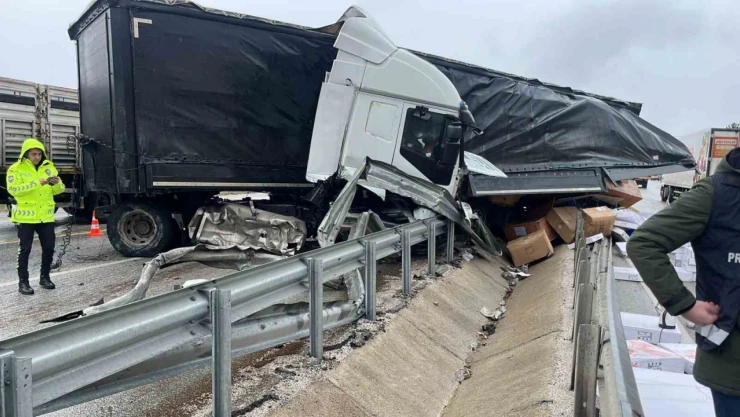 D100'de Bariyerlere Çarpan Tırdaki 2 Kişi Yaralandı