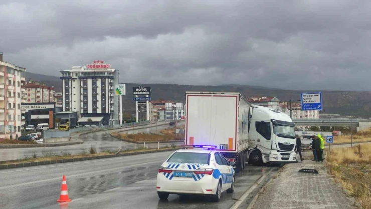 D100'de Makaslayan TIR Bariyerlere Çarptı!