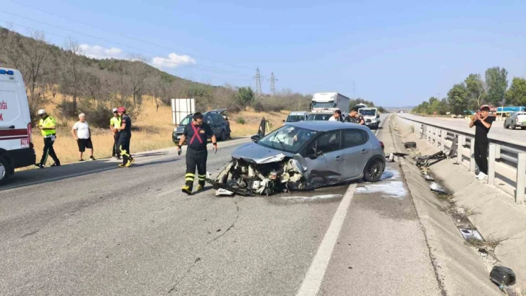 D100'de Otomobil Kanala Düştü: 3 Yaralı