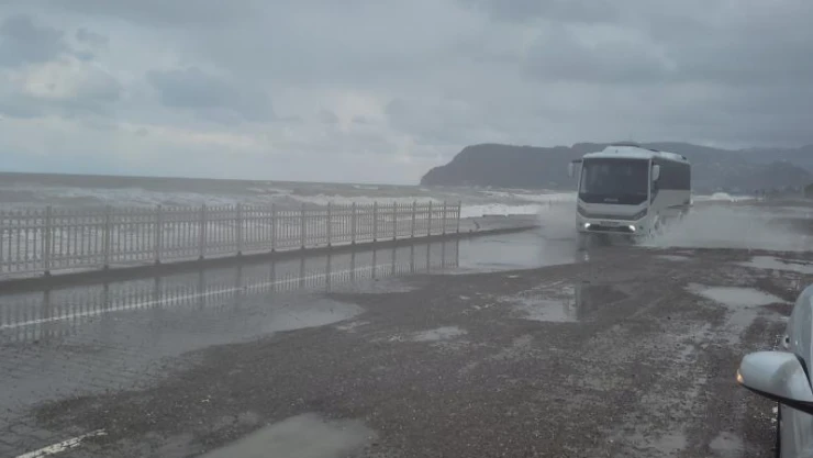 Dalgalar sahili dövdü