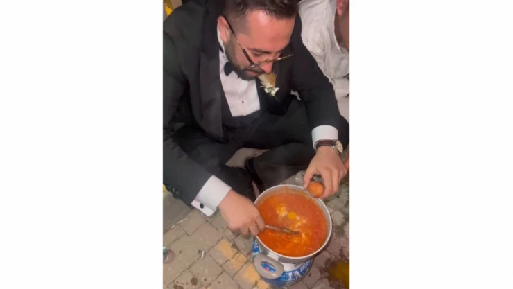 Damadın menemen şovu: Yumurtayı arkadaşının kafasında kırdı