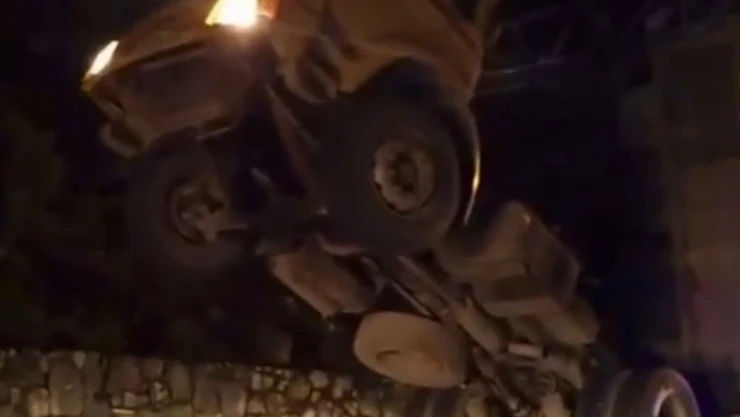 Damperi Açık Kamyon KGYS Direğine Çarparak Asılı Kaldı