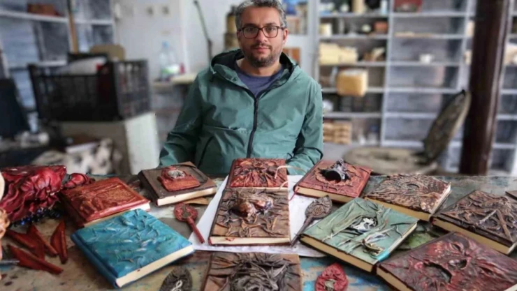 Defterleri Deri Kullanarak Sanata Dönüştürüyor