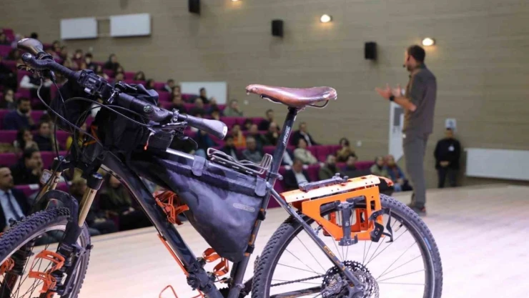 Demir Atlı Adam Üniversite Öğrencileriyle Buluştu