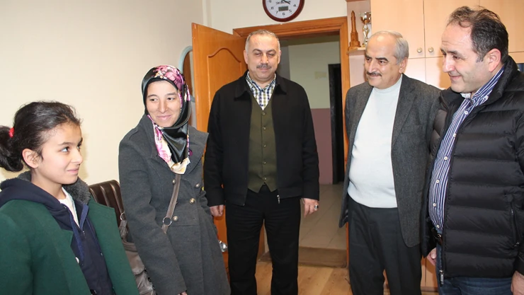 Demir El, Elif'e uzandı