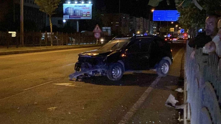 Demir Korkuluklara Çarpan Otomobildeki 2 Kişi Yaralandı