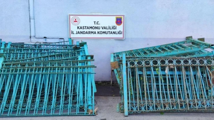 Demir korkulukları çalanlar yakalandı